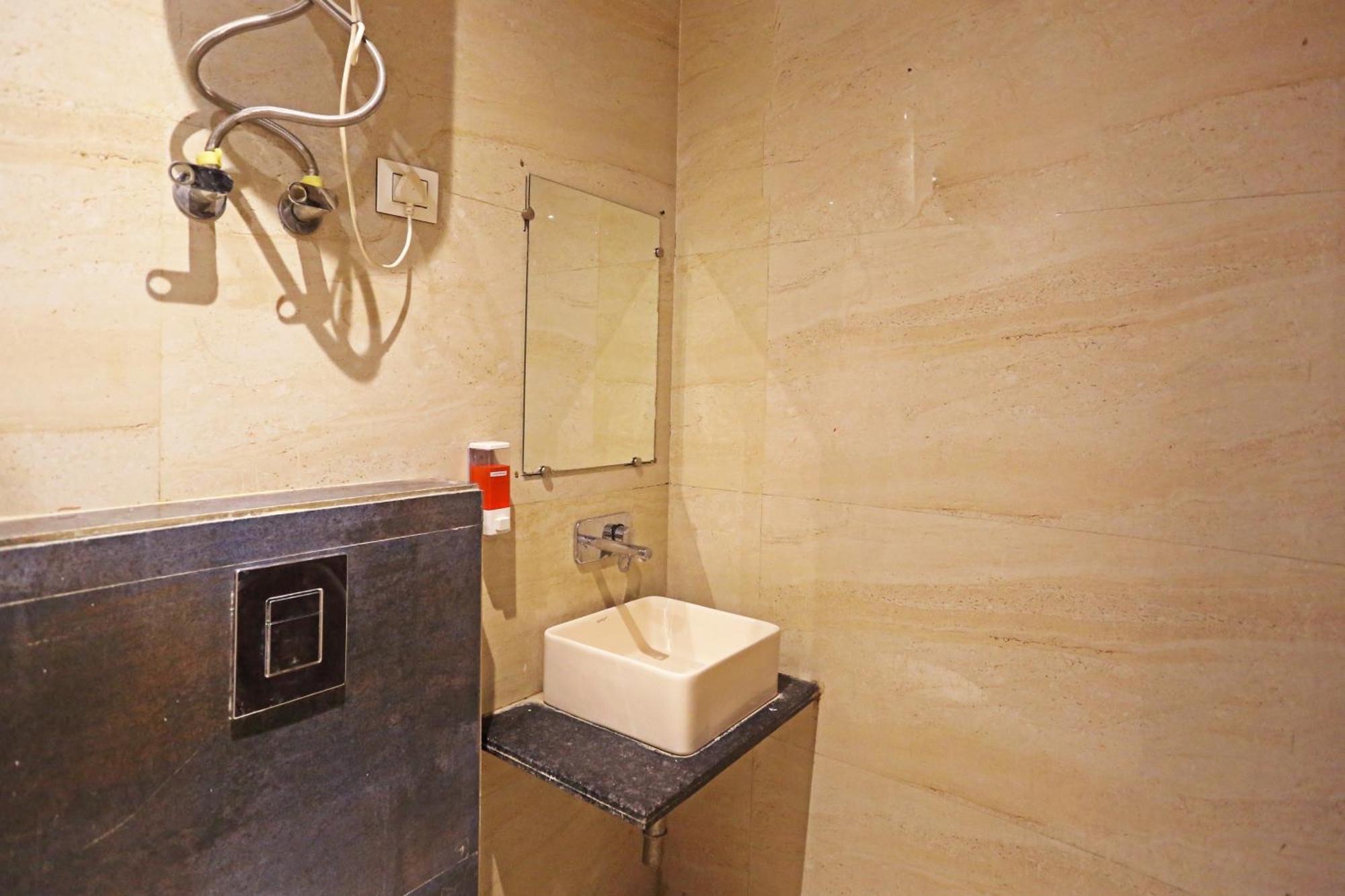 Iconic Near Delhi Igi International Airport Hotel 3*