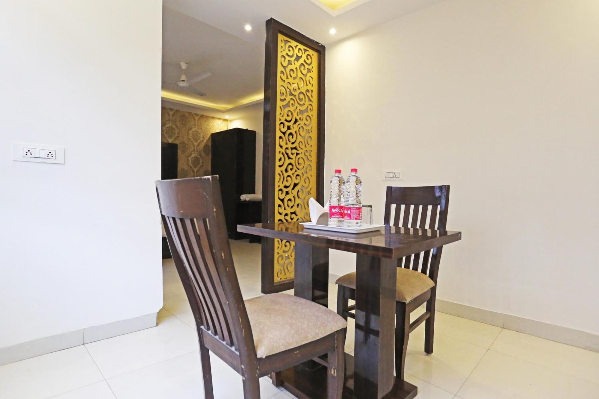Hotel Iconic Near Delhi Igi International Airport 3*